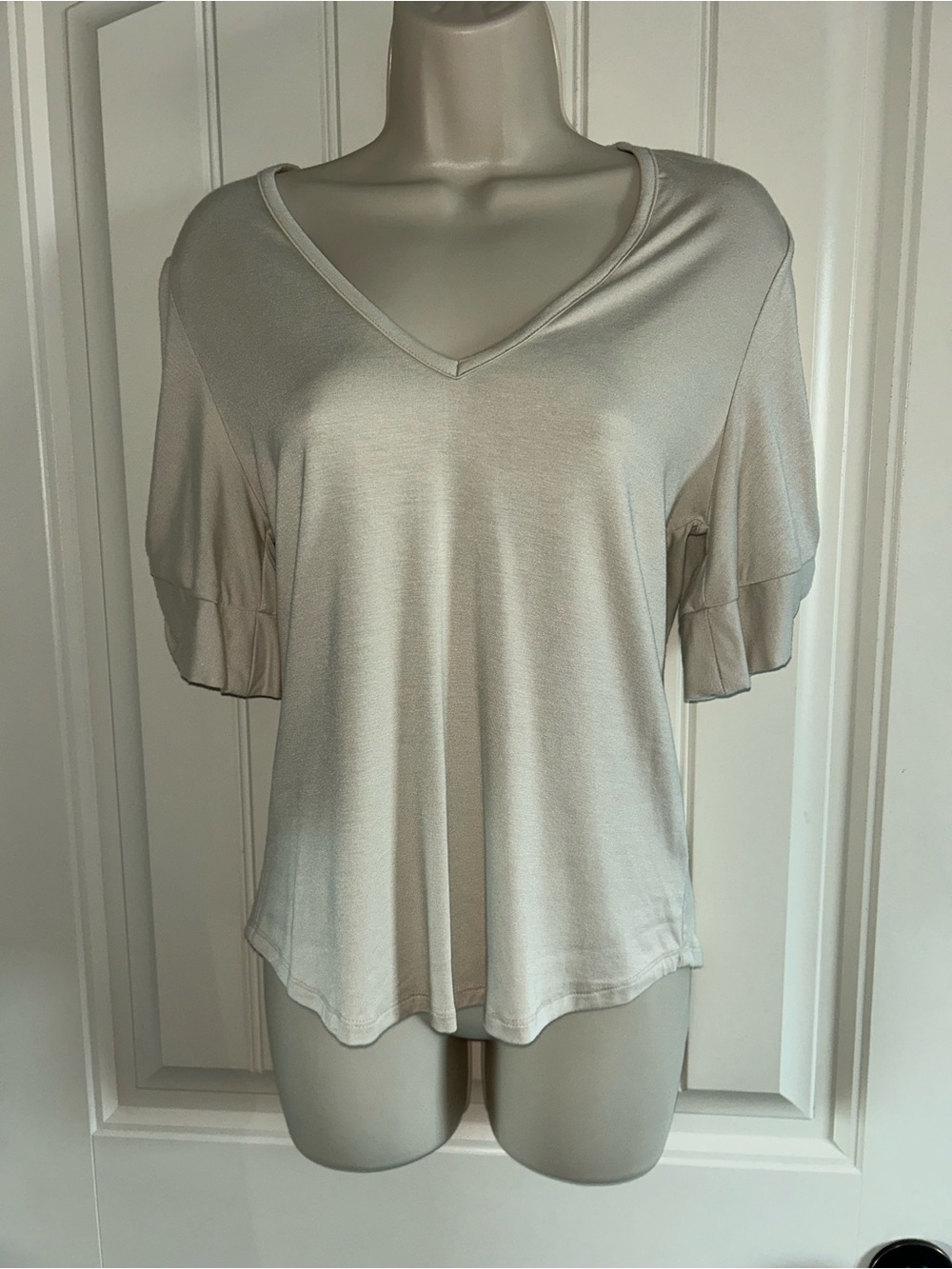 Fifteen Twenty Light Cream V-Neck Short Sleeve Top Knot Sleeves Sz S